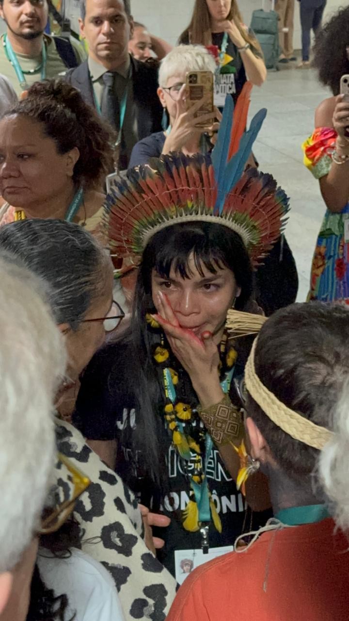 VÍDEO: Txai Suruí é cercada por seguranças durante protesto na COP 16, na Colômbia 