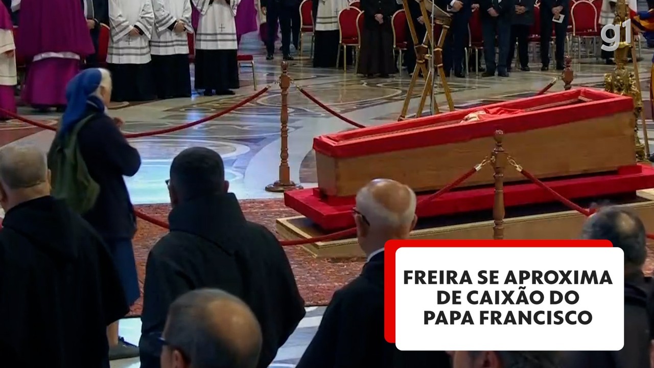 Amiga do papa Francisco quebra protocolo e se aproxima de caixão durante velório na basílica de São Pedro, em Roma