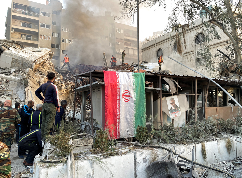 Bandeira do Irã perto de prédio atacado em Damasco, na Síria, em 1º de abril de 2024. — Foto: Firas Makdesi/Reuters