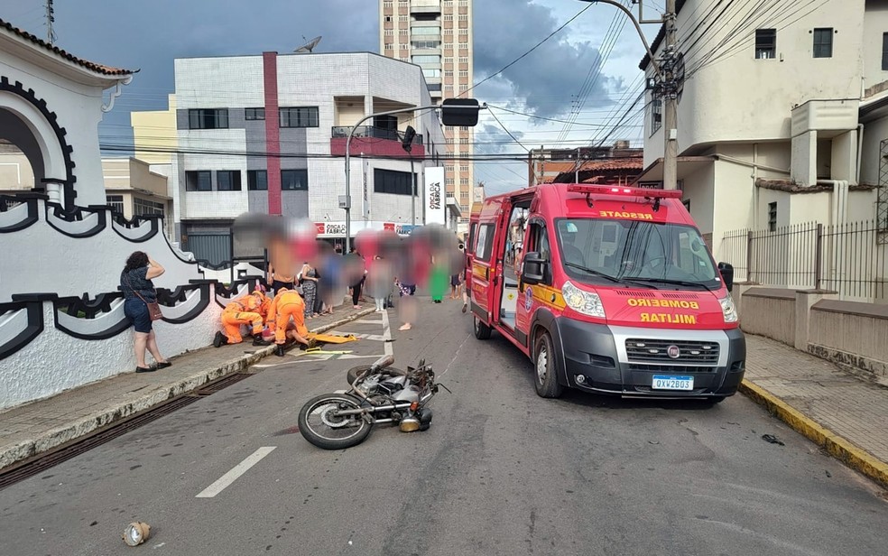 Motociclista fica gravemente ferido após batida com carro no Centro de Alfenas; motorista fugiu do local — Foto: Corpo de Bombeiros