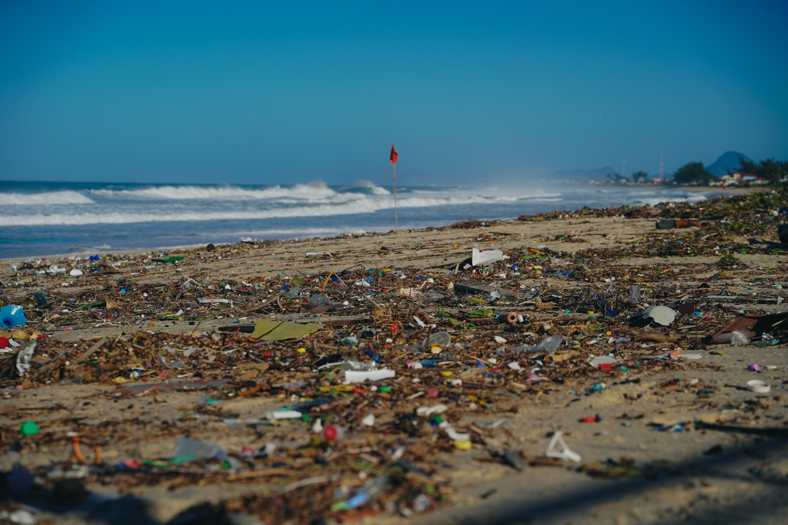 Areia de praia é tomada por 18 toneladas de lixo após ressaca no mar em Maricá, no RJ