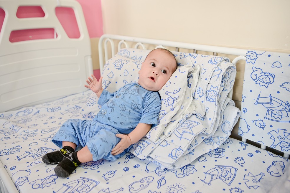 Paulo Junior internado no Hospital Pequeno Príncipe, em Curitiba — Foto: Wynitow Butenas/Hospital Pequeno Príncipe