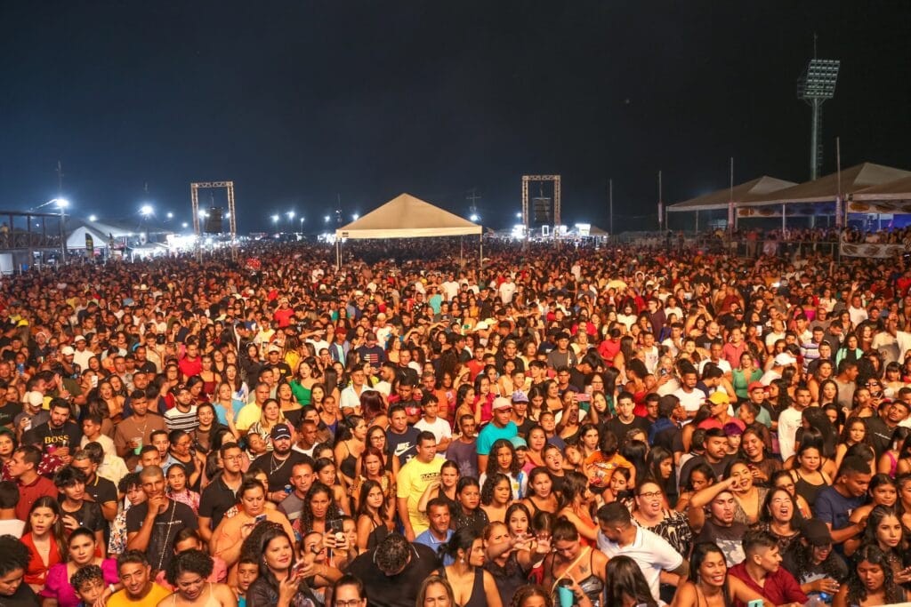 Mais de 50 mil pessoas participaram da 1ª noite do Festival da Farinha de Cruzeiro do Sul 