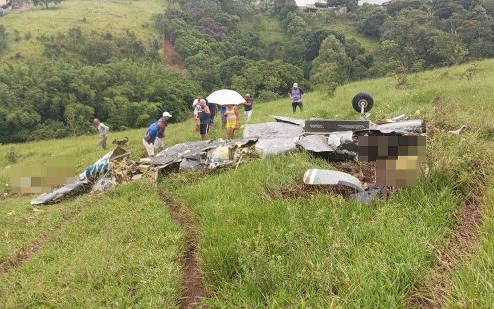 Destroços do avião que caiu na rural de Itapeva, MG — Foto: Redes sociais
