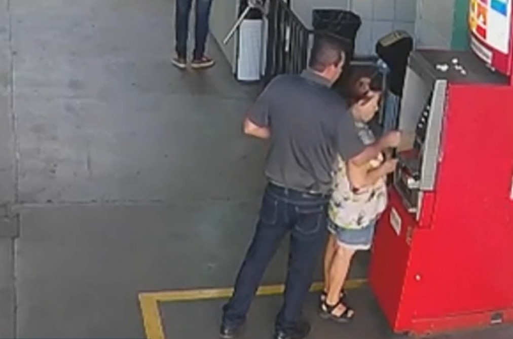 Idosa tem cartão trocado ao levar golpe em caixa eletrônico; vídeo mostra ação de golpistas