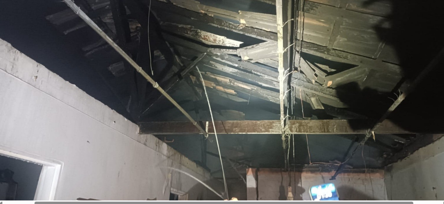 Velas usadas para orações podem ter causado incêndio que danificou casa em São Francisco