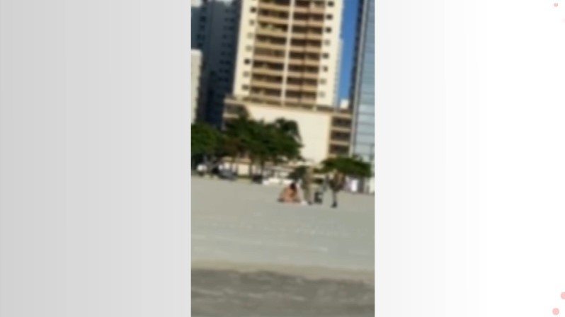 Mulher toma banho de sol pelada na Praia Central de Balneário Camboriú; VÍDEO