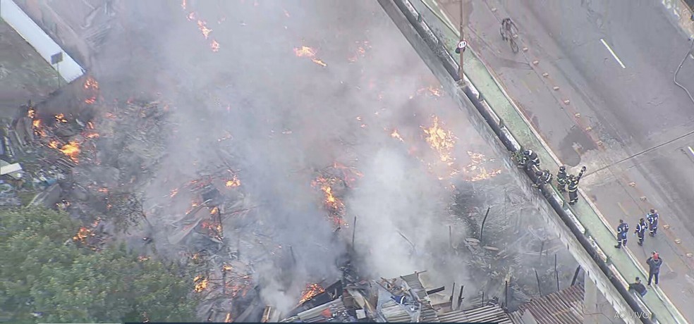 Incêndio atinge comunidade na região da Penha, Zona Leste de São Paulo, na manhã desta terça-feira (14). — Foto: Reprodução/TV Globo