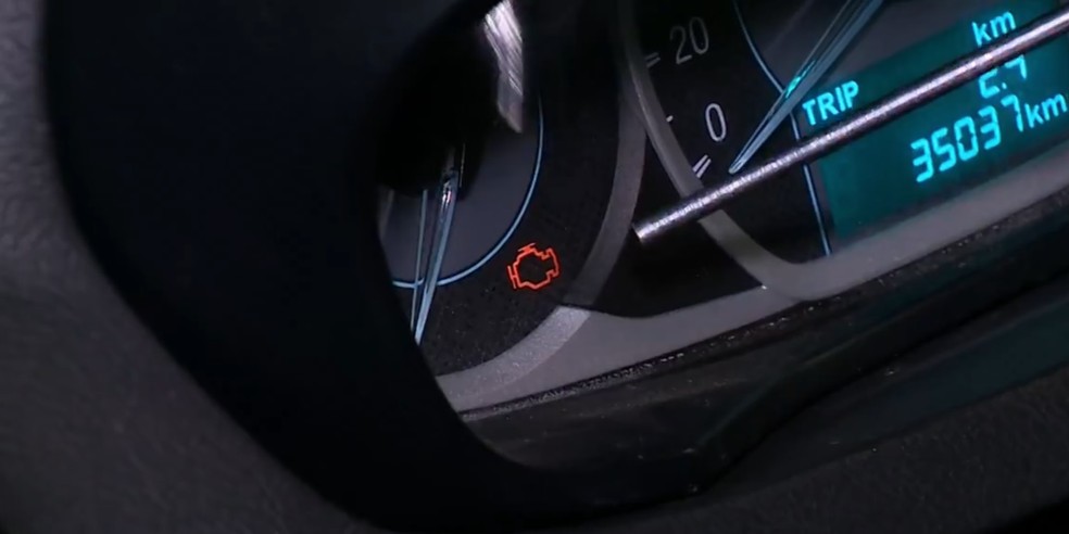 Luz de alerta para problemas no combustivel — Foto: reprodução/TV Globo