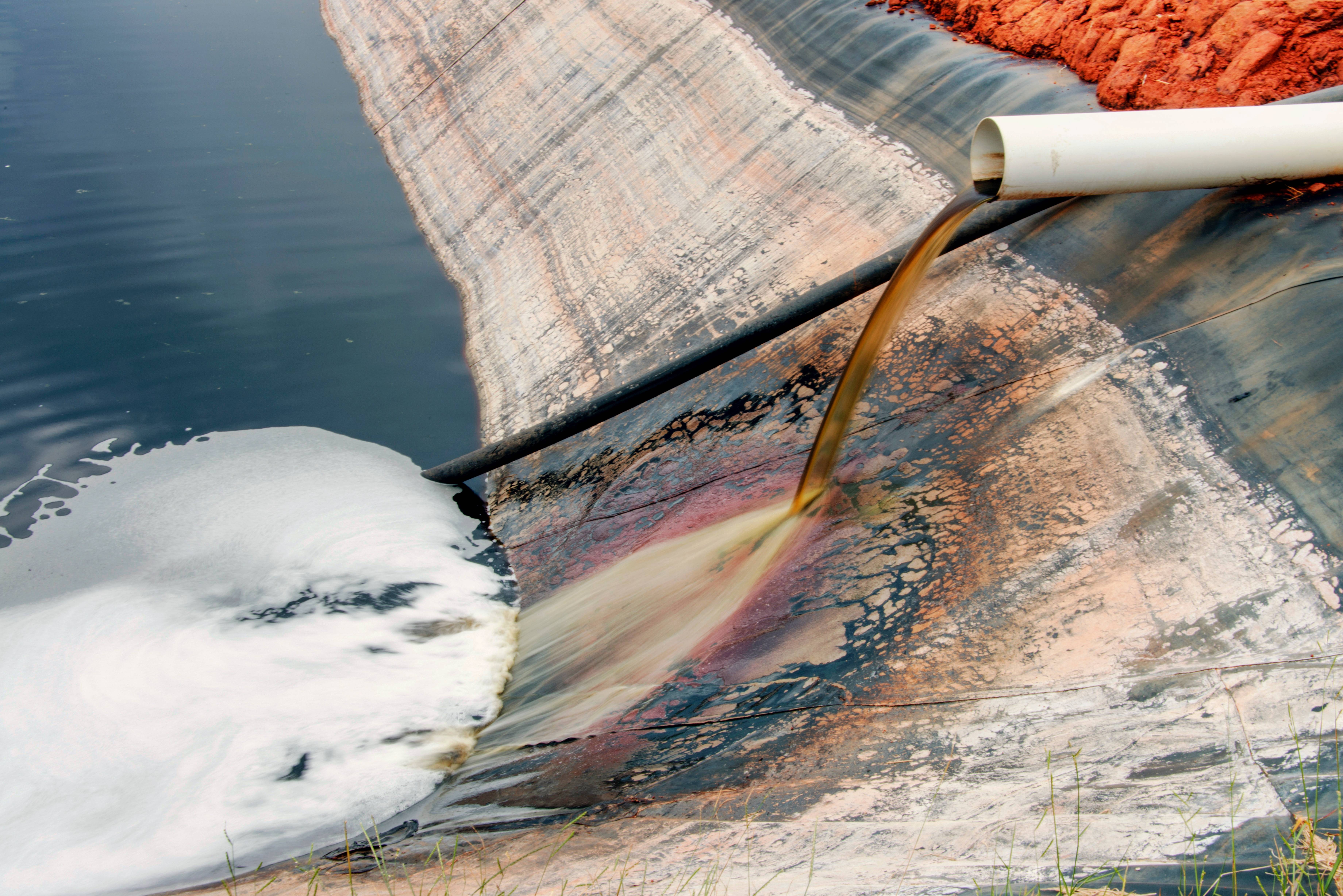 O líquido do lixo: entenda o que é o chorume, seus riscos e como evitamos seus impactos