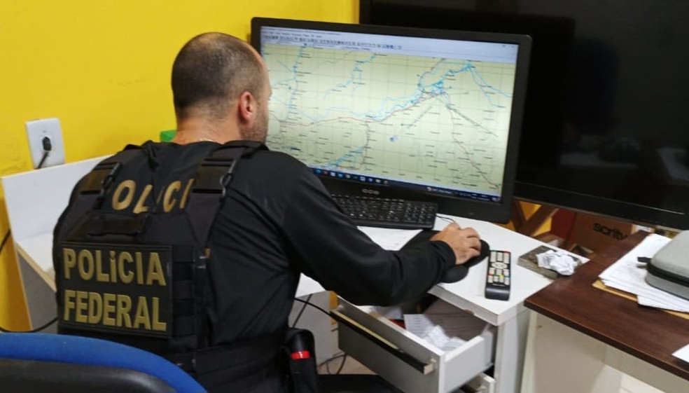 Agente monitora área da T.I Karipuna — Foto: Reprodução/PF