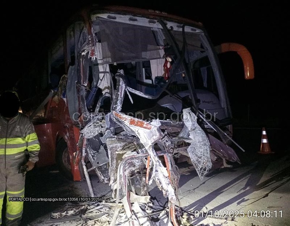 Ônibus tenta desviar de veículo e bate em caminhão no interior de SP — Foto: Artesp/divulgação