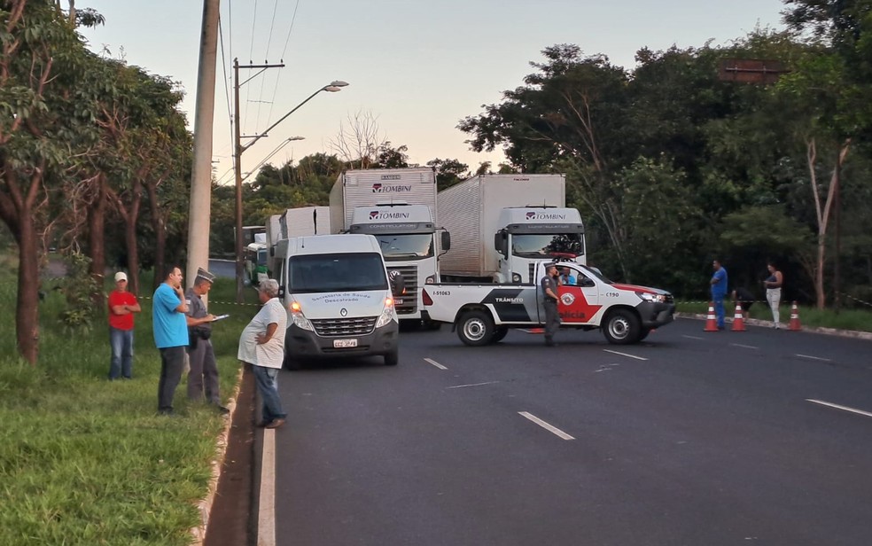 Trânsito bloqueado na Avenida Celso Charuri após carro bater em poste em Ribeirão Preto, SP — Foto: Eduardo Pereira/EPTV