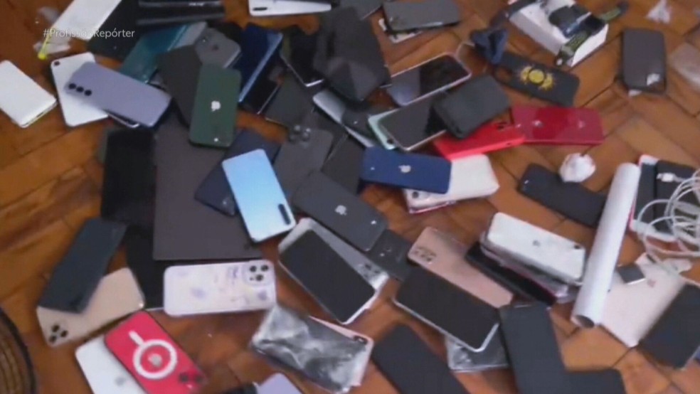 Esquema de receptação de celulares furtados e roubados é descoberto em prédio no Centro de SP — Foto: Reprodução/TV Globo