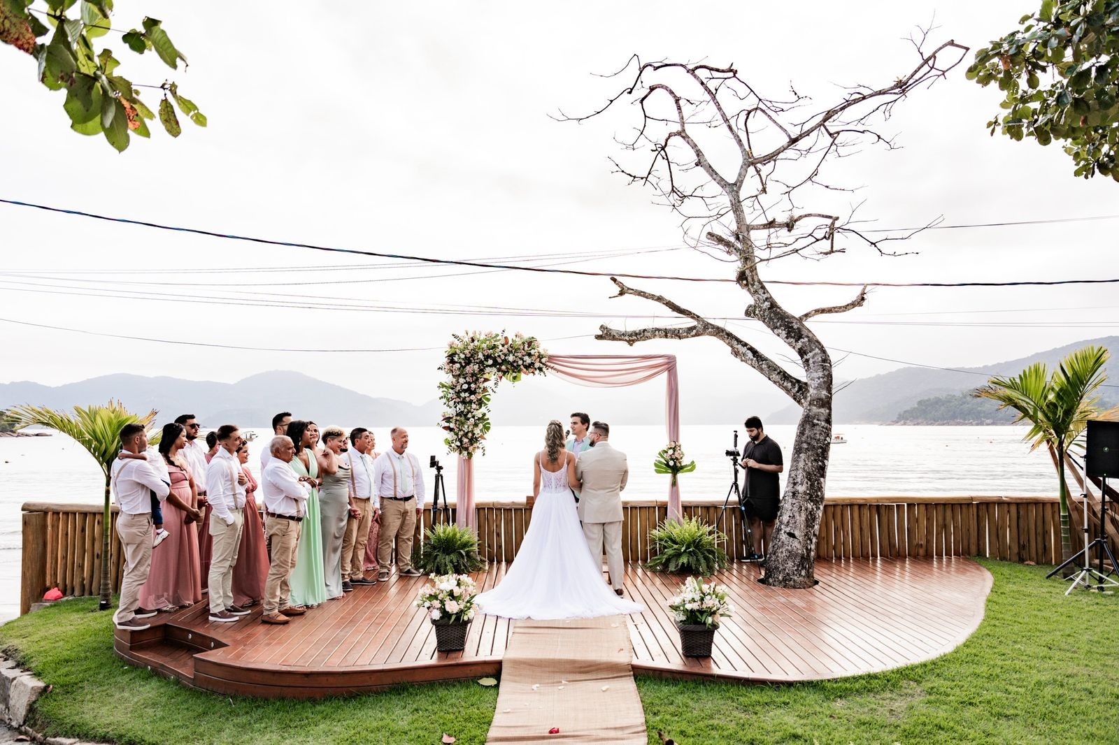 Casamento à beira-mar: Casais escolhem praias do Litoral Norte de SP para celebrar união