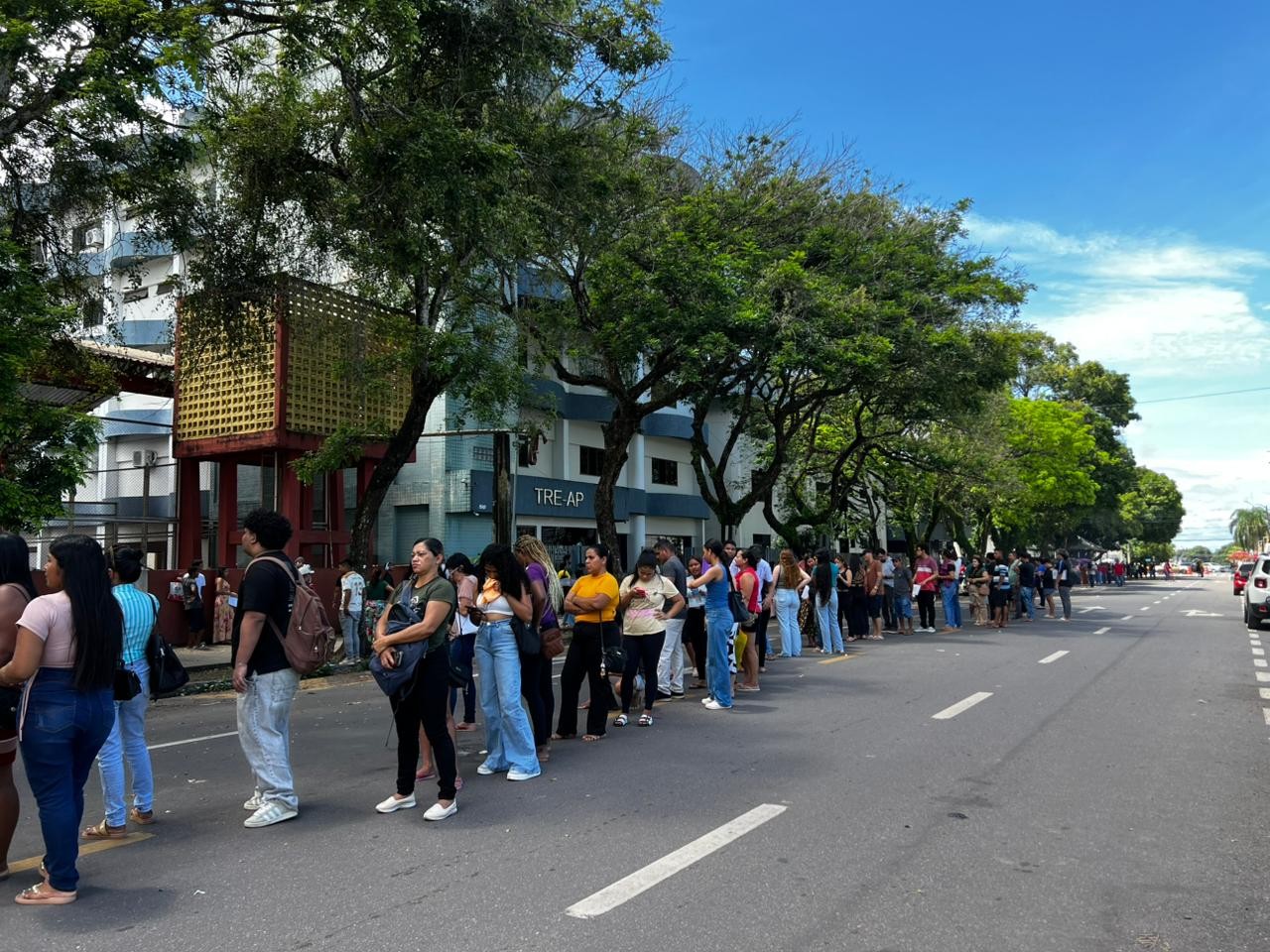 Eleitores enfrentam filas no último dia para regularizar título; prazo termina quarta (6)