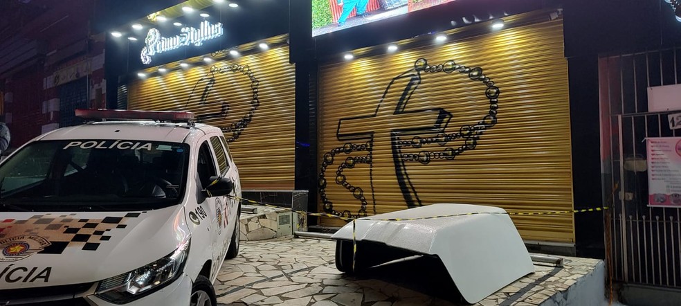 Carro da polícia onde ocorreu uma das mortes. — Foto: Reprodução