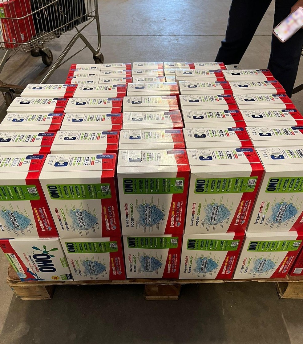 Caixas de sabão em pó apreendidos por suspeita de falsificação em rede de supermercado em Patos de Minas — Foto: Procon Patos de Minas/Divulgação
