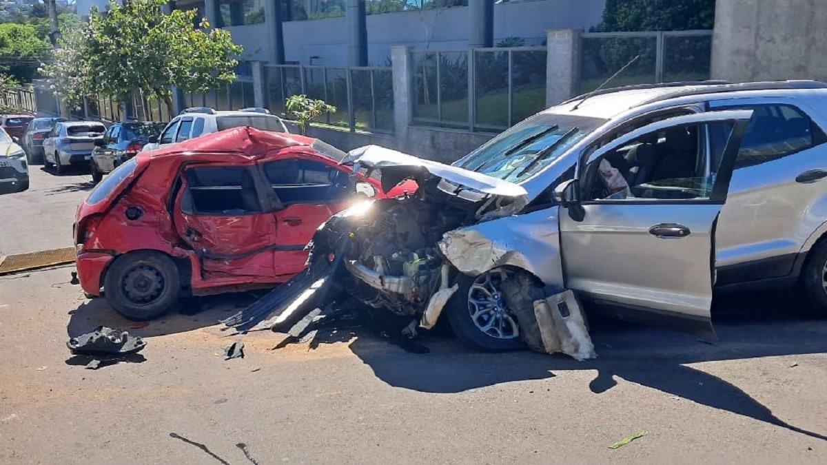 URGENTE: Carro Despenca de Estacionamento e Causa Estragos em Novo Hamburgo! Veja os Detalhes