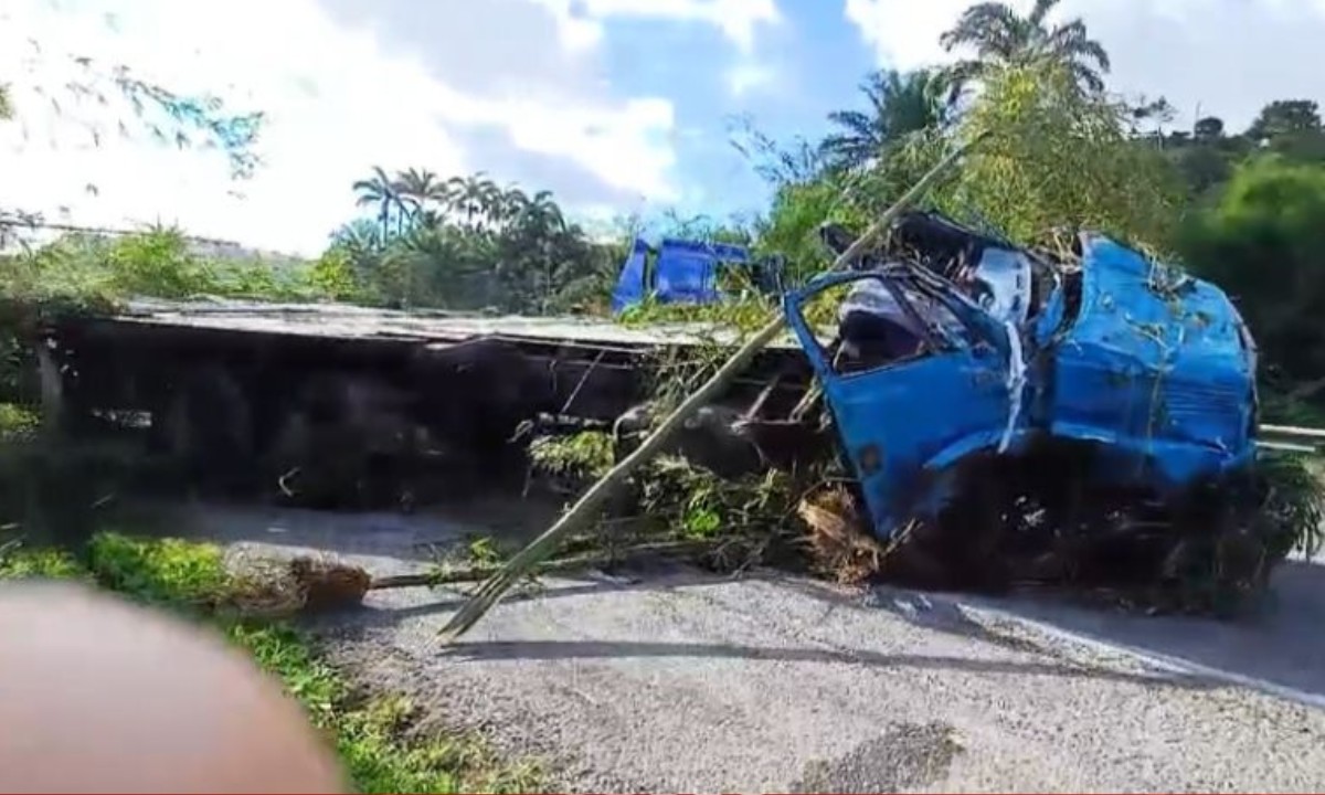 Motorista morre após perder controle de caminhão, ser arremessado e atropelado pelo próprio veículo na Bahia