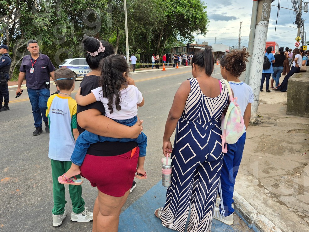 Aluna permaneceu no local à espera de informações sobre o ataque junto à mãe — Foto: Walace Gomes/g1