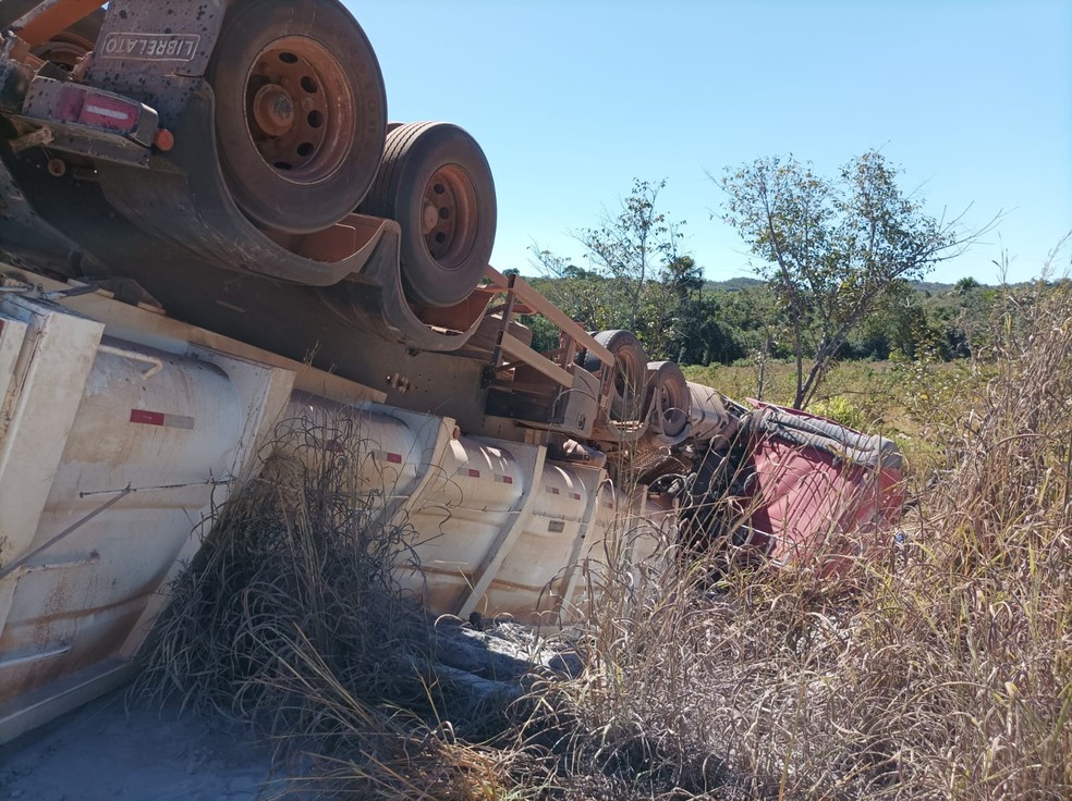 Ocupantes do caminhão foram levados para o hospital — Foto: Divulgação/Bombeiros