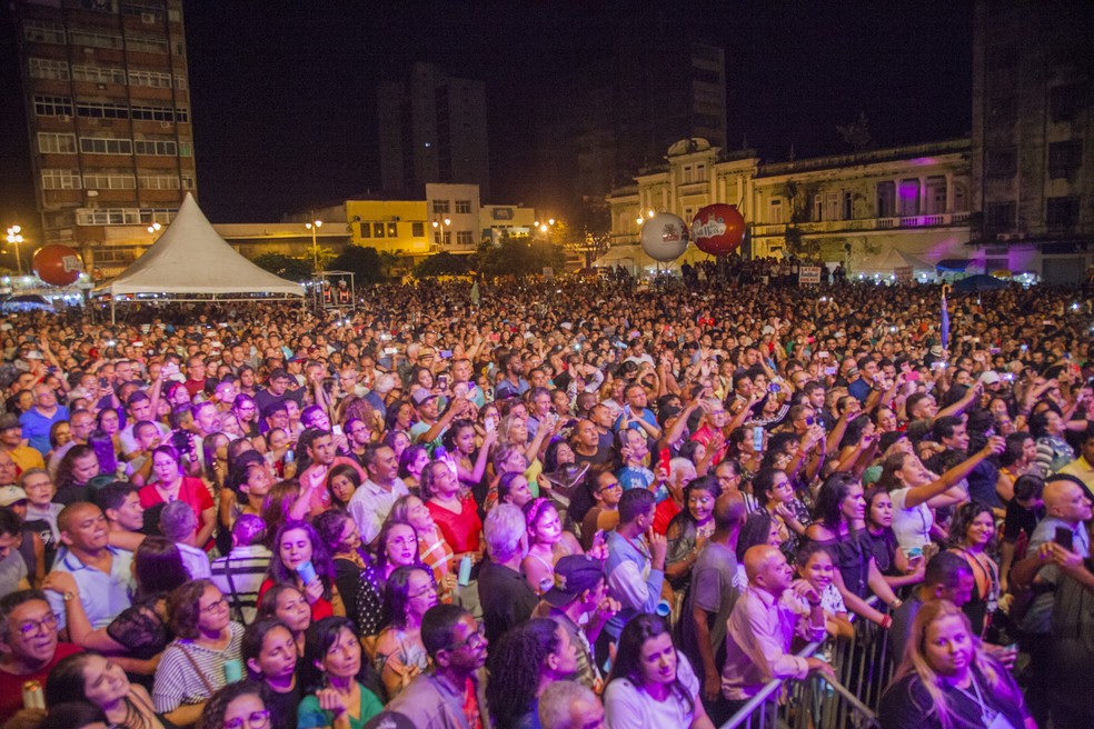 Público no show de encerramento da Festa das Neves, com o cantor Fagner, em João Pessoa — Foto: Secom-JP/Divulgação