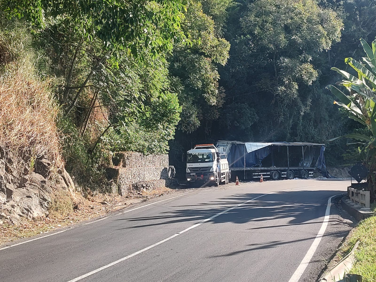 Após ficar mais de 24h parcialmente interditado, trânsito na descida da Serra das Araras, em Piraí, é normalizado