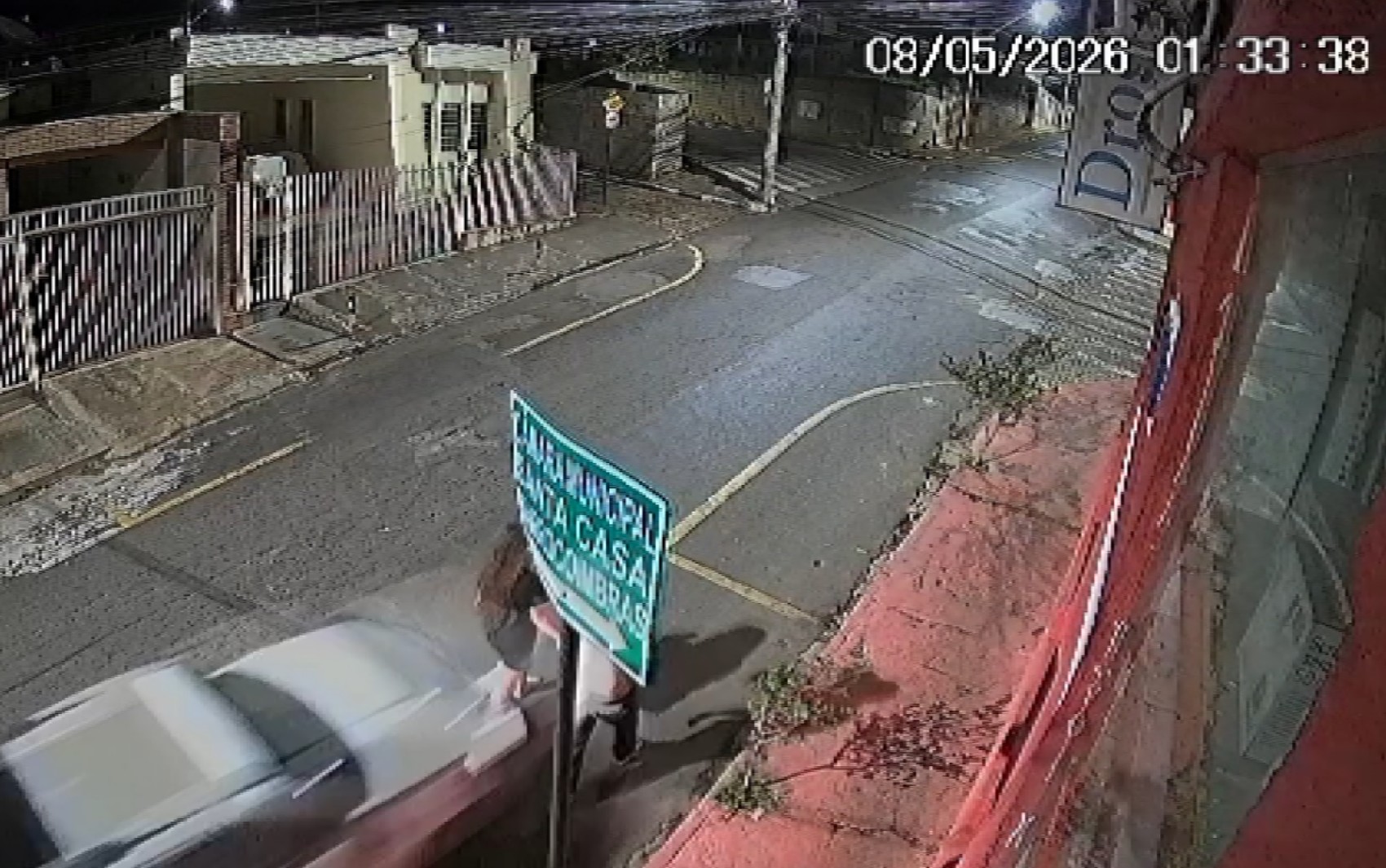 VÍDEO: Motorista atropela família e foge sem prestar socorro em Passos, MG