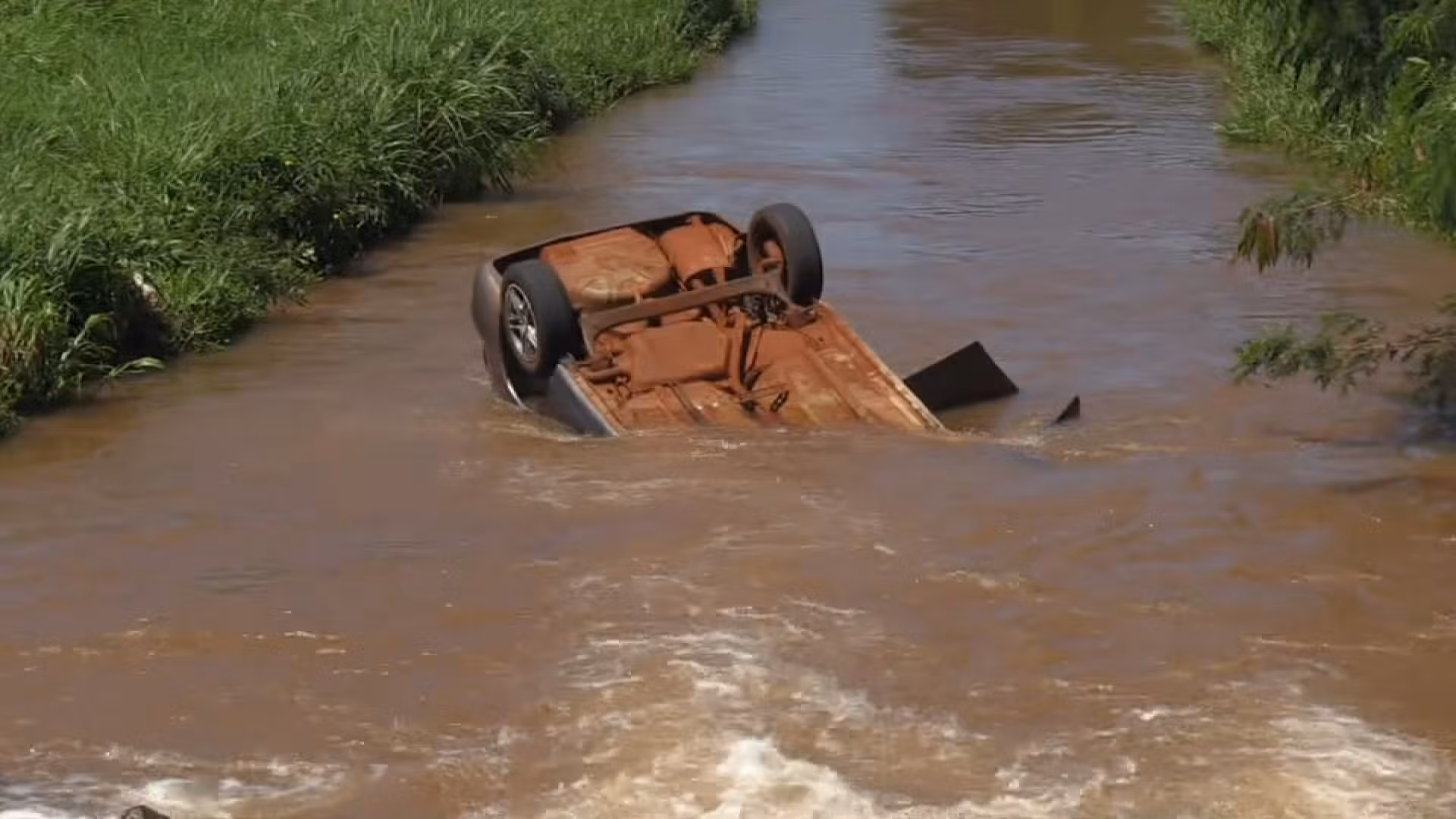 Carro com família cai em rio e moradores pulam na água para resgatar vítimas no Paraná; mãe morreu e três filhas ficaram feridas