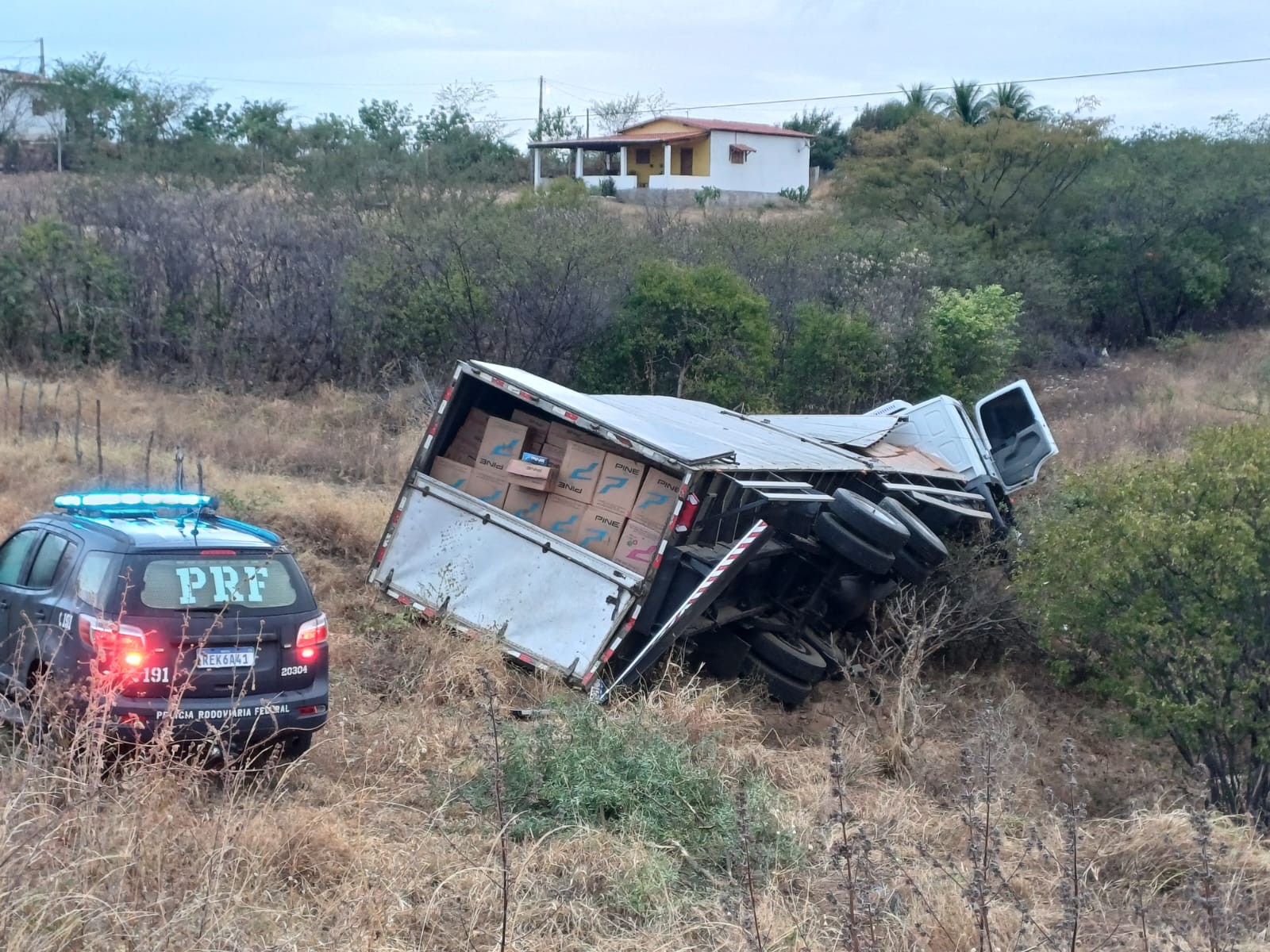 PRF apreende dois caminhões com cigarros contrabandeados no interior do RN