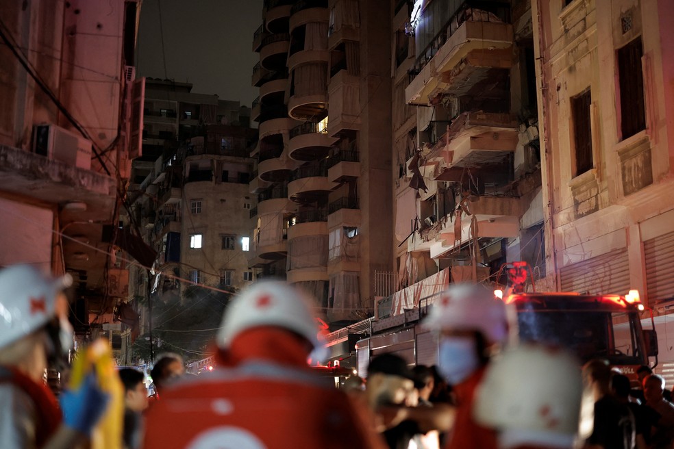 Membros da Cruz Vermelha e equipes de resgate no local de bombardeio israelense em Ras Al-Nabaa, bairro central de Beirute, capital do Líbano, em 10 de outubro de 2024. — Foto: REUTERS/Louisa Gouliamaki