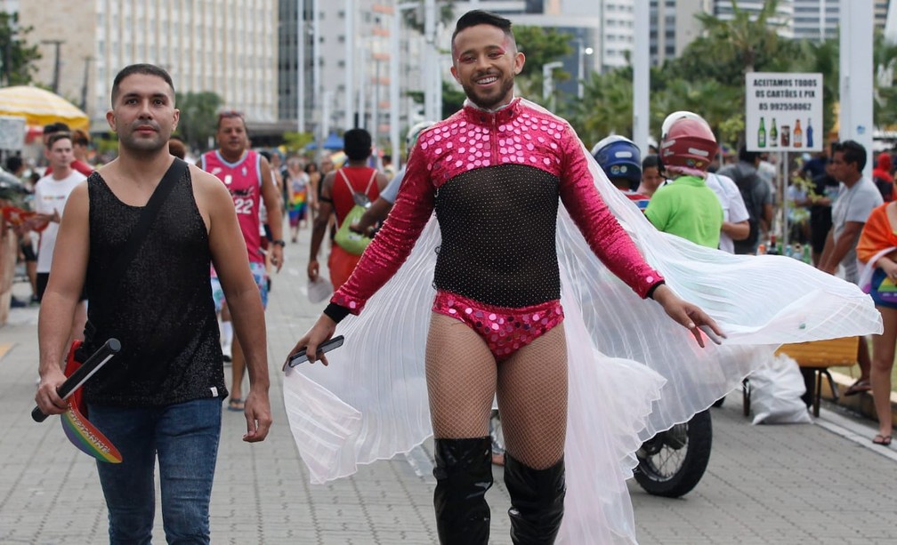 Parada pela Diversidade Sexual do Ceará é marcada por protestos, música e fantasias — Foto: Kid Júnior/Sistema Verdes Mares