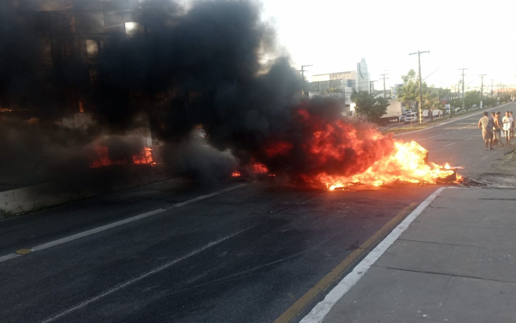 Moradores protestam pelo não recebimento de títulos de regularização fundiária e bloqueiam trânsito em Aracaju