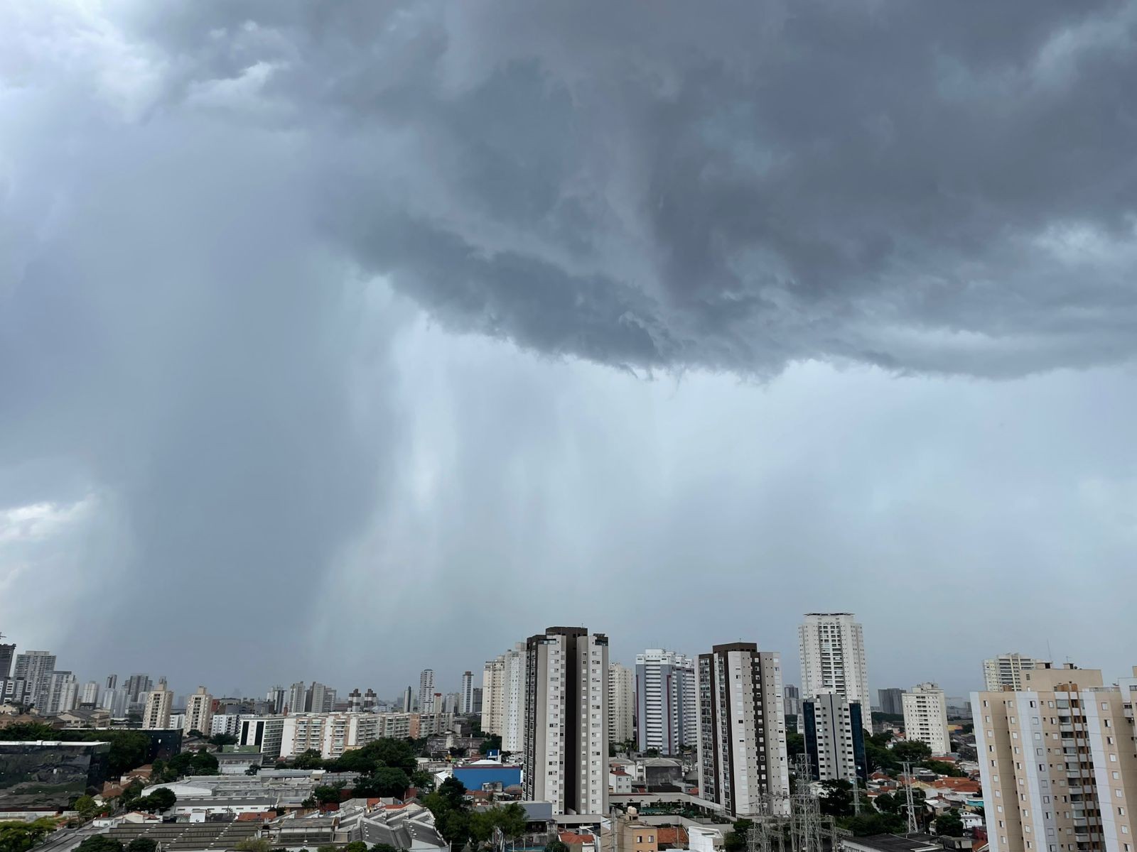 Grande SP registra chuva forte e queda de granizo nesta sexta; mais de 42 mil imóveis estão sem luz