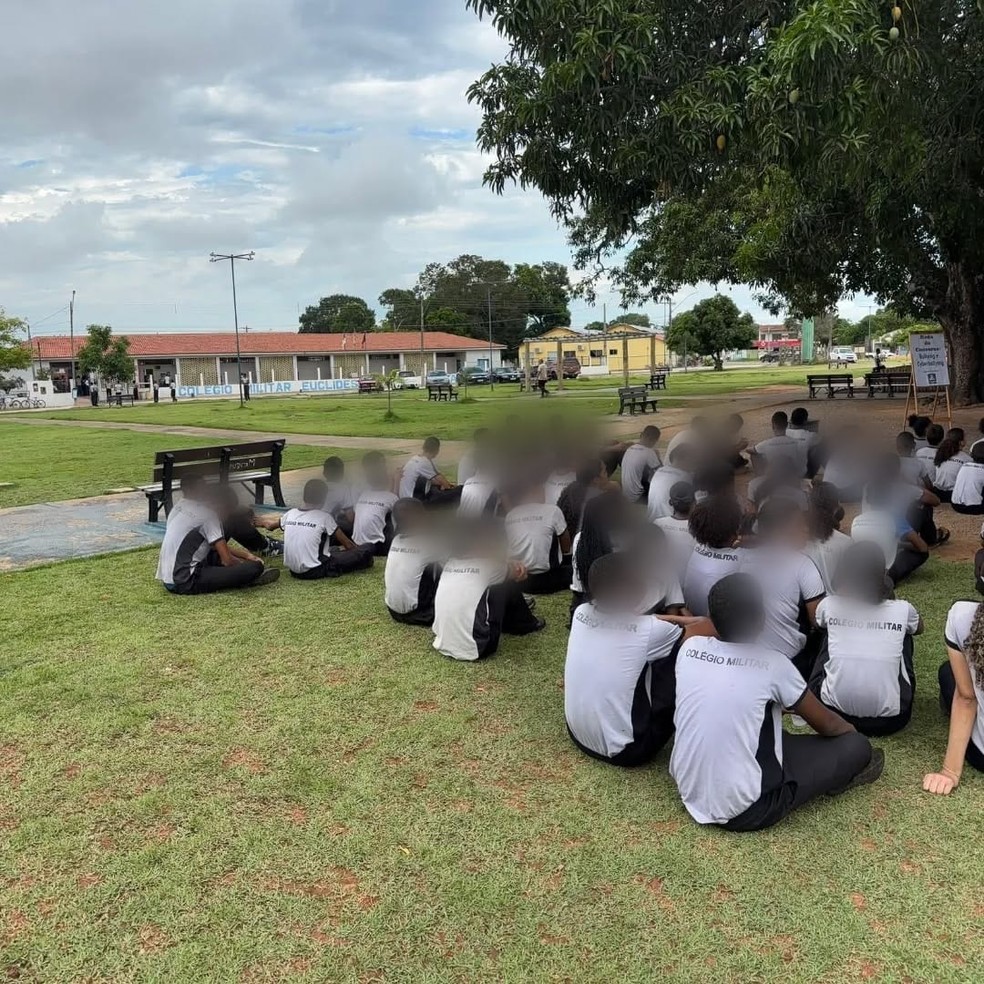 Estudantes em praça na frente de escola que promoveu marcha com palavras de ódio — Foto: Reprodução/Redes Sociais
