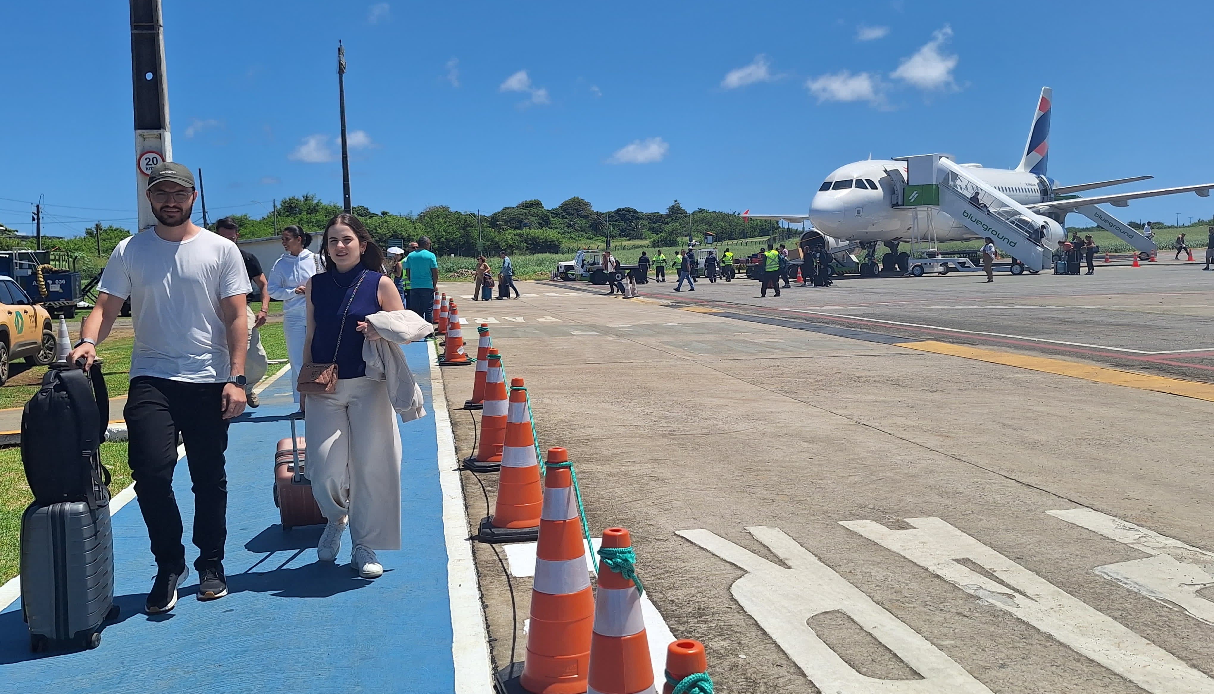 Fernando de Noronha tem festa para recepcionar passageiros de novo voo direto de São Paulo 