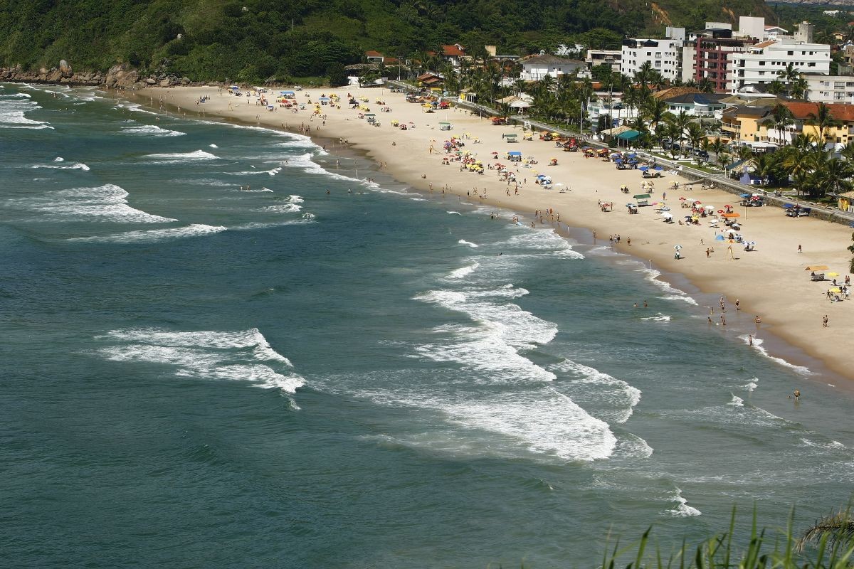 Tragédia no Litoral: Idoso Morre Afogado Após Resgate Heróico de Surfistas em Guarujá