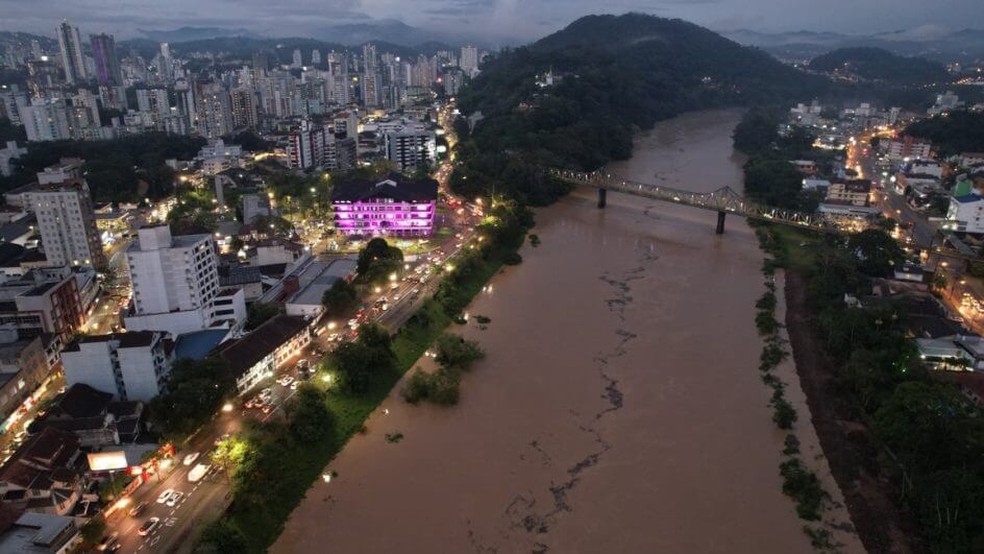 Rio Itajaí-Açu em Blumenau atingiu 8,50 metros às 7h da manhã desta quinta-feira — Foto: Patrick Rodrigues/ NSC