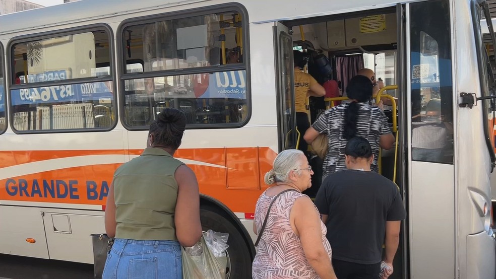 6 de 6
Passageiros criticaram o aumento e cobraram melhorias no transporte coletivo em Bauru &mdash; Foto: TV TEM/Reprodu&ccedil;&atilde;o