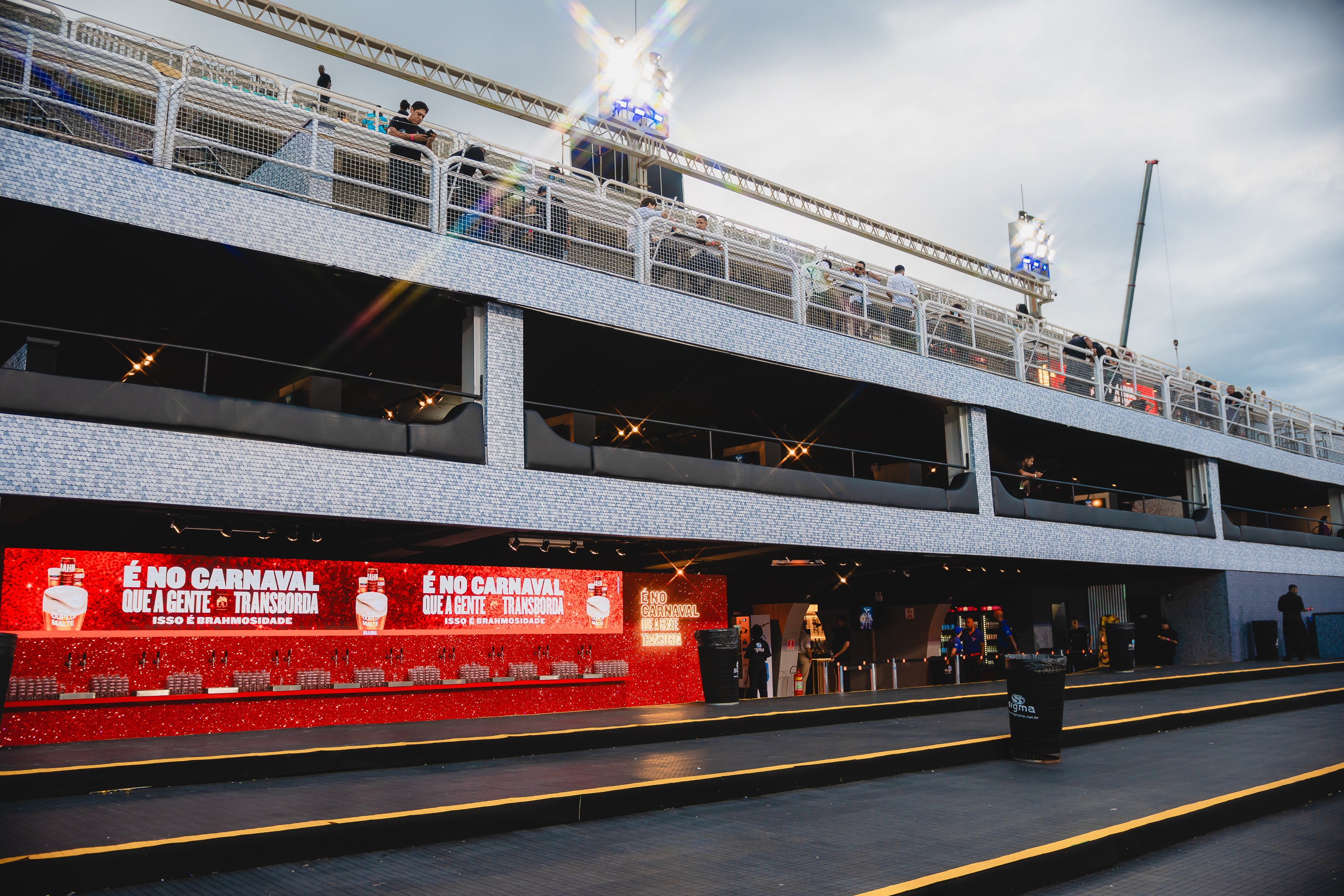 Camarote convida moradores de comunidades para assistir a desfiles na Sapucaí