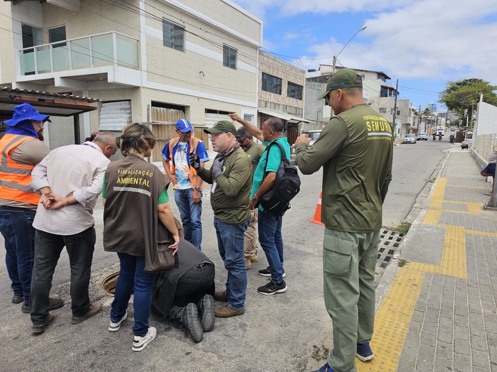 Fiscalização sobre lançamento de esgoto na praia de Areia Preta, em Natal — Foto: Assessoria de Imprensa/Semurb