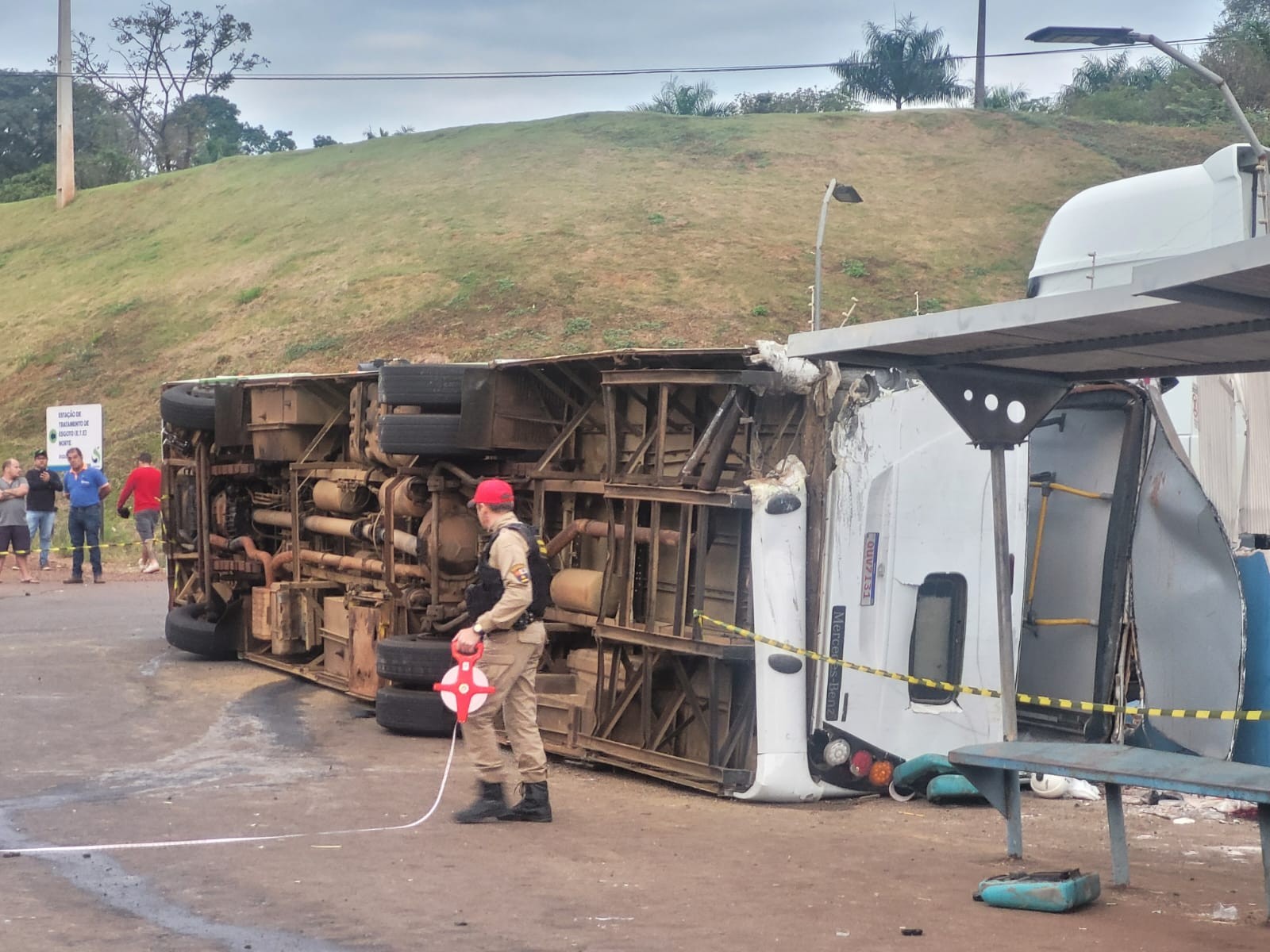 Acidente entre ônibus com trabalhadores e caminhão carregado de trigo deixa um morto no Paraná