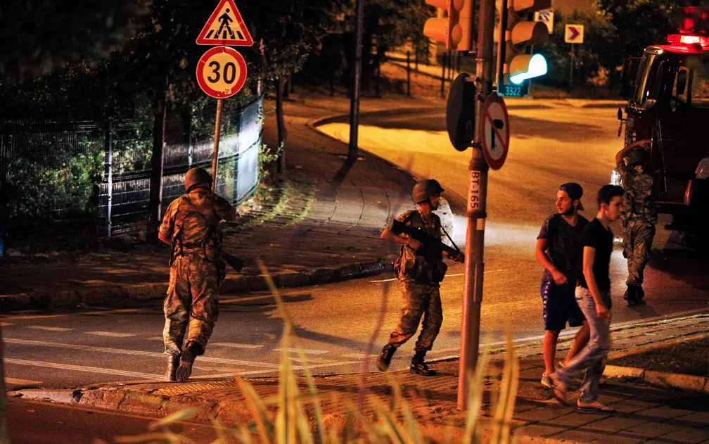 Soldados são vistos do lado asiático de Istambul, na Turquia, em foto de 2016 — Foto: Emrah Gurel/AP/Arquivo