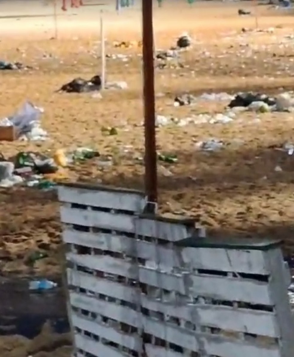 Lixo espalhado na praia de Miami, em Natal — Foto: Reprodução