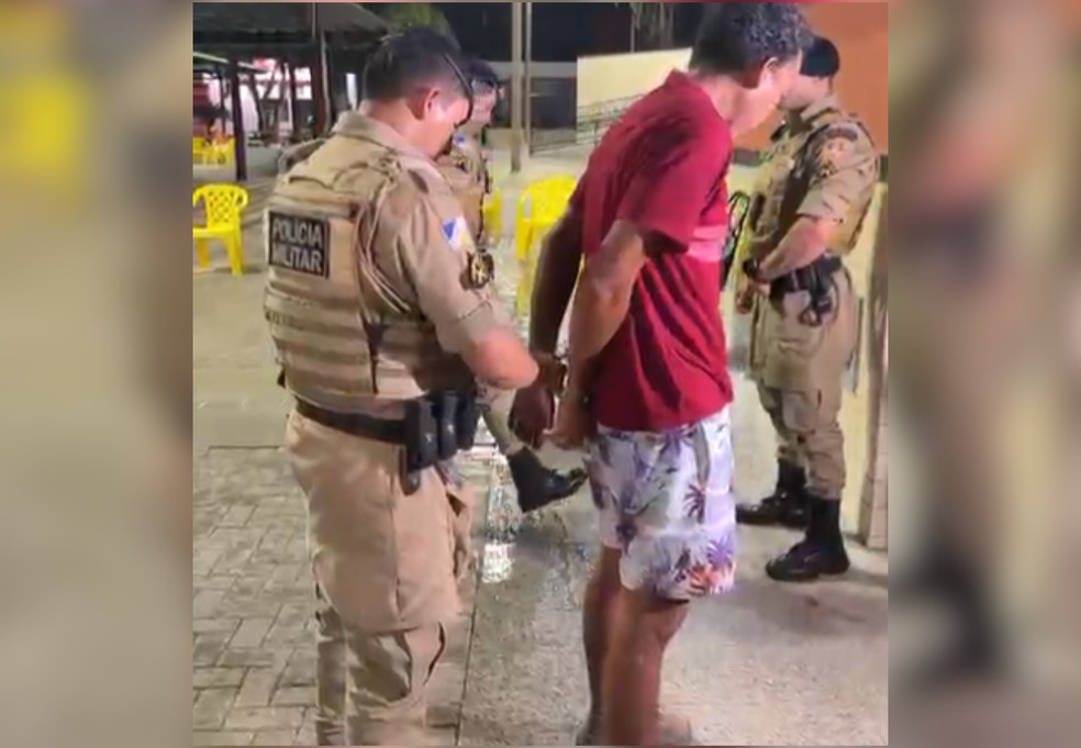 Momento em que homem foi preso após ligar para a polícia — Foto: Divulgação/Araguaína Notícias