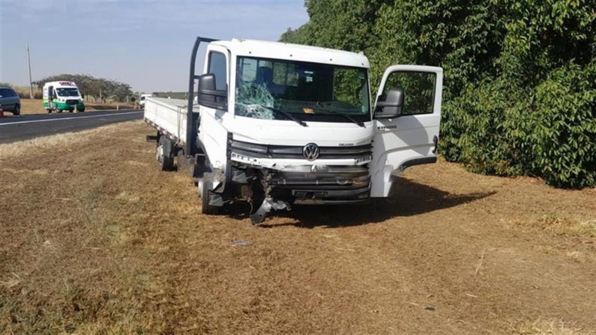 Engavetamento com quatro veículos interdita trecho da SP-333 por três horas no interior de SP