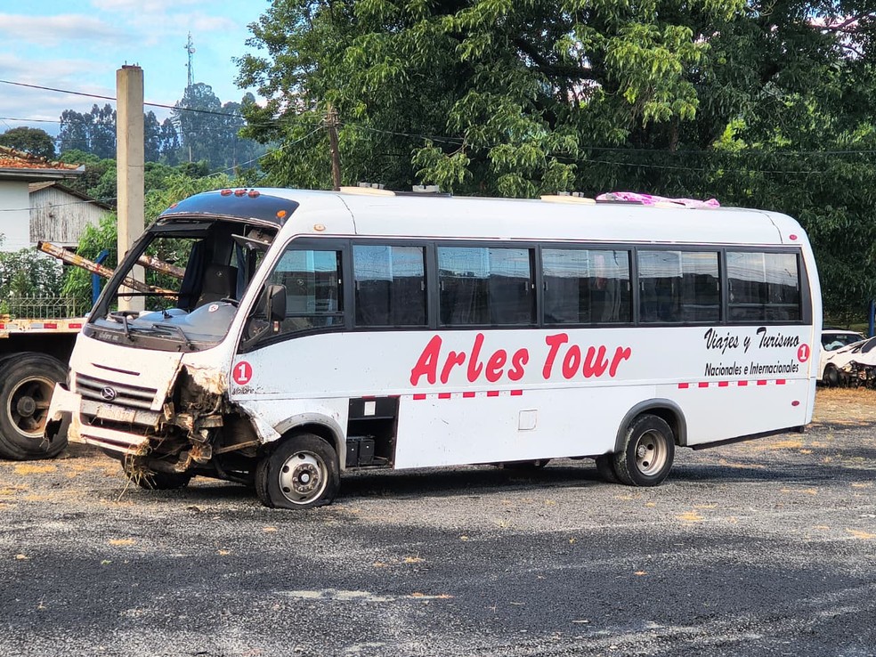 Acidente na BR-277 deixa um morto e 21 feridos, no Paraná — Foto: Eduardo Andrade/RPC