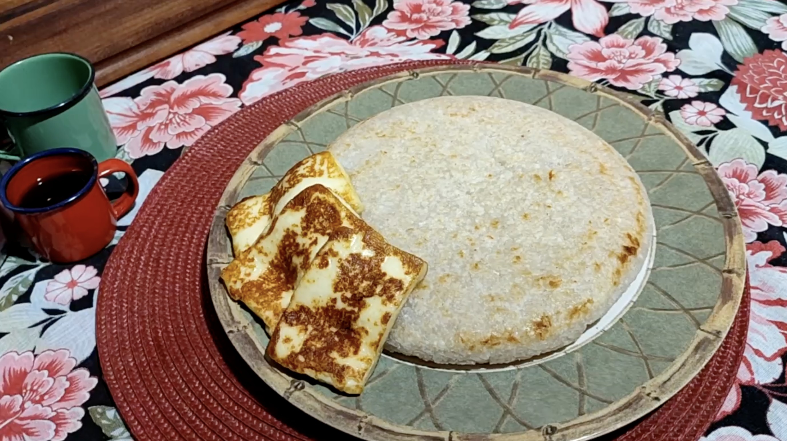 Beiju de tapioca granulada com coco: aprenda receita simples feita na frigideira