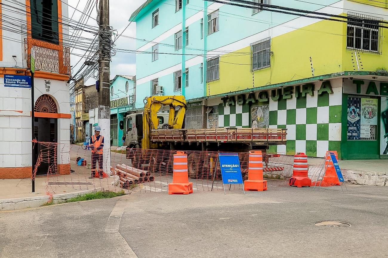 Trânsito na Rua 28 de Setembro, no centro de Belém, é interditado para obra de pavimentação